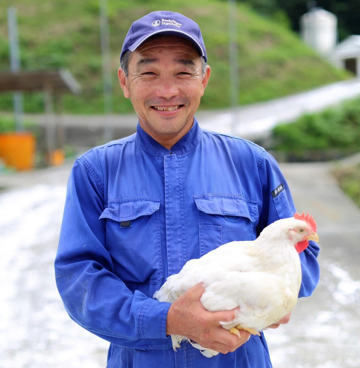 「三栄ブロイラー販売」では、県内の契約養鶏農家で徹底した品質管理のもと、一羽一羽大切に育てられた