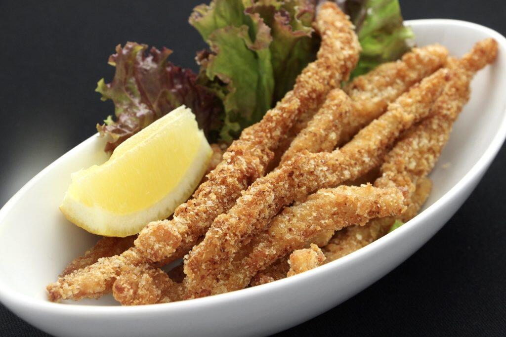 細長くカットした四万十鶏のムネ肉を、醤油ベースのタレで味付けした「チキンスティック」