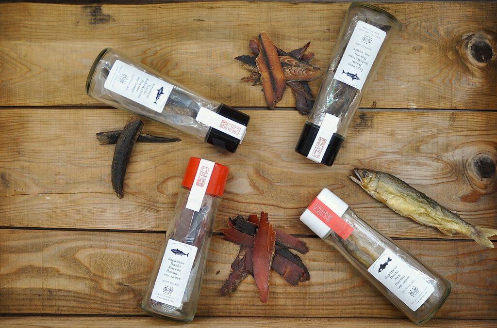 それぞれの瓶には、メジカ(宗田鰹)から作られる宗田節や鰹節の厚削り、焼き鮎が入っています。