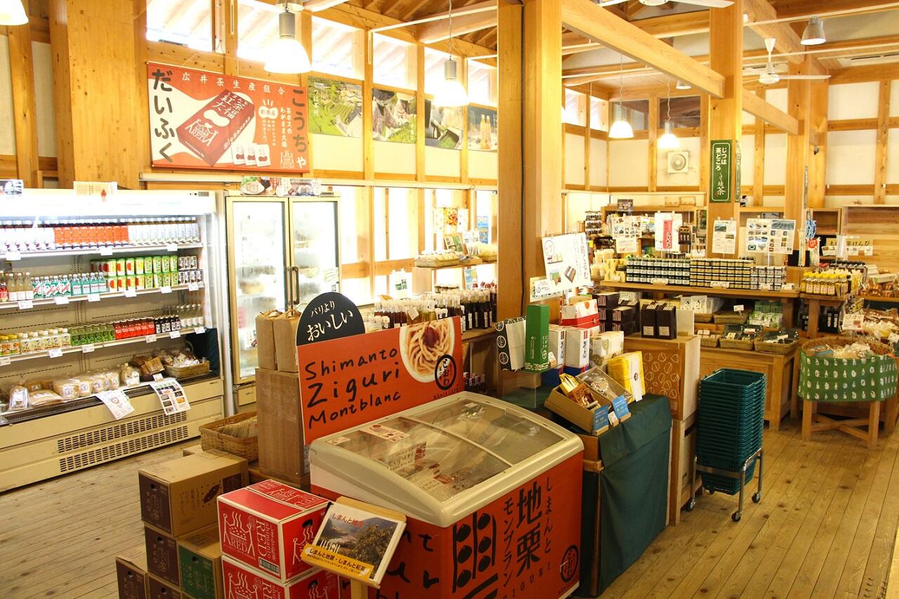 道の駅 四万十とおわ店内