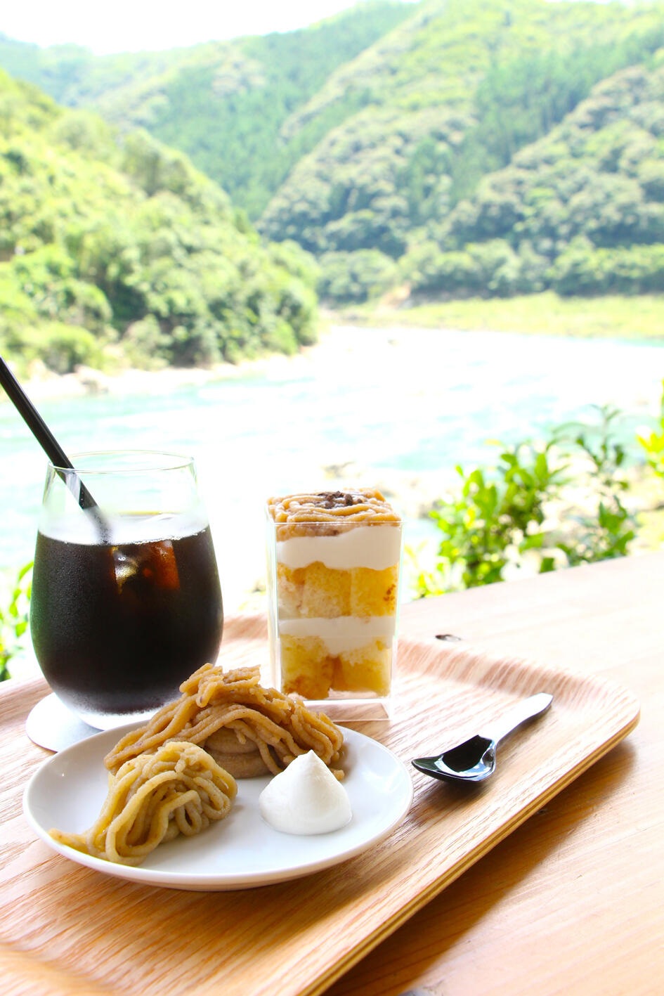 手作りの地栗モンブランやケーキ、美味しい紅茶と共に、四万十川を望む絶景