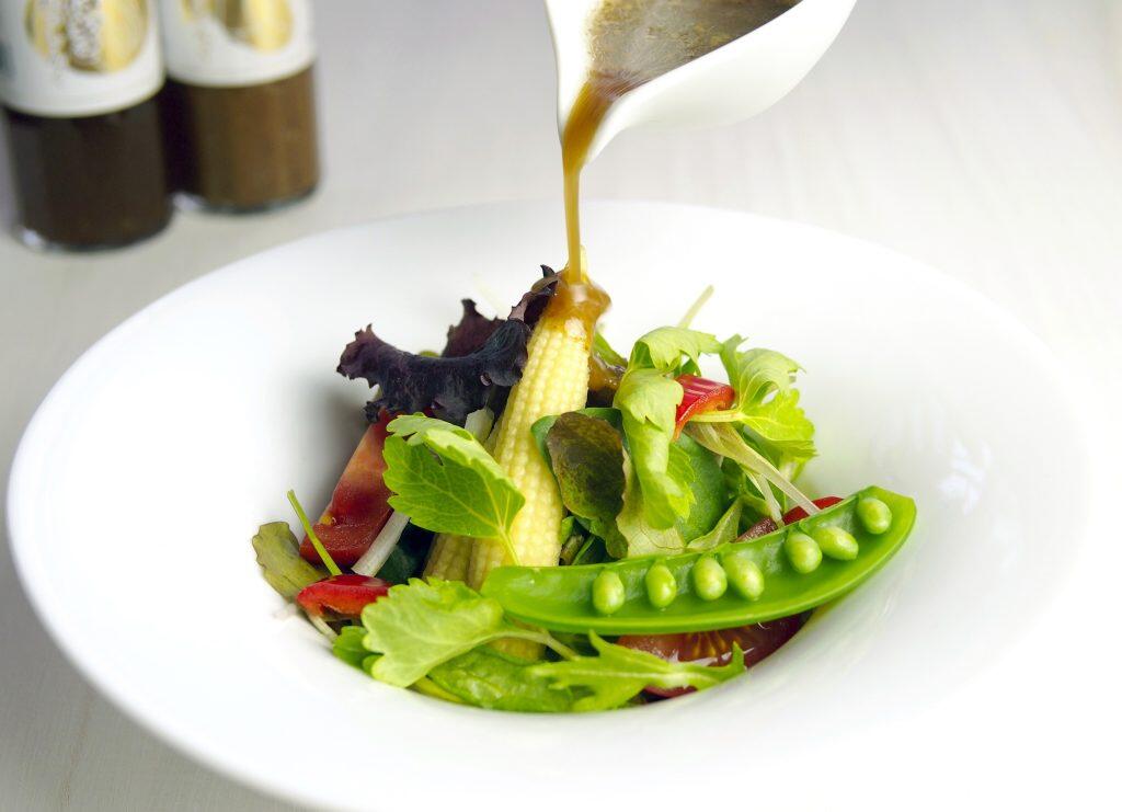 いつものサラダにかけるだけで、ちょっぴり贅沢なごちそうになる「四万十どれっしんぐ」は、電話注文やHPから購入できます。