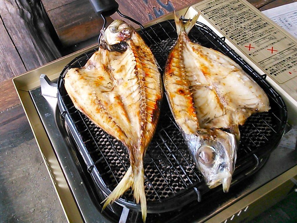 こだわりの薄塩仕上げにより、旨味が増した魚の味が楽しめる「吉井海産物店」の干物。焼くとジュ〜っと脂がしたたり、芳ばしい香りが食欲をそそります。