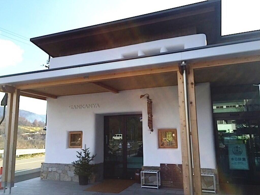 「山間屋」を立ち上げたのは四万十市西土佐生まれの中脇裕美さん。西土佐村役場の産業課で商品開発を担当していた中脇さんは、「西土佐のすばらしさをもっと知ってもらいたい」と考え、職場を早期退職し、平成19年(2007)に起業したそうです。