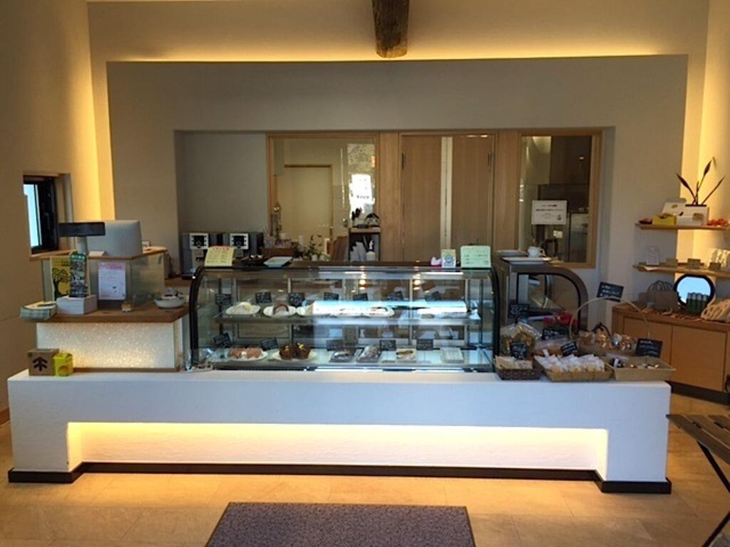 「道の駅 よって西土佐」内で、ケーキ屋さん「ストローベイルSANKANYA」も展開。全ての商品には、「山間米」の米粉や野菜、栗や苺・ゆずなど、地域の食材を必ず使用し、自然の風味を味わってもらえるよう、食品添加物や化学調味料を一切使わないことにこだわっているそうです。