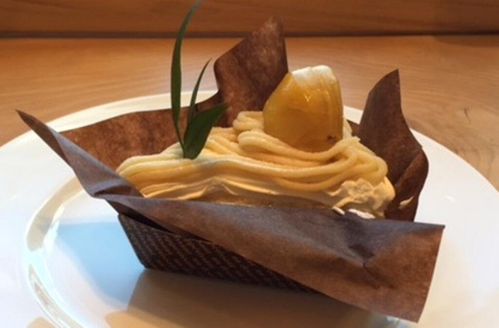 「道の駅 よって西土佐」内で、ケーキ屋さん「ストローベイルSANKANYA」も展開。全ての商品には、「山間米」の米粉や野菜、栗や苺・ゆずなど、地域の食材を必ず使用し、自然の風味を味わってもらえるよう、食品添加物や化学調味料を一切使わないことにこだわっているそうです。