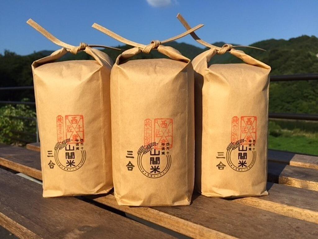 「山間米」のもうひとつの魅力が、女性も持ち運びやすいようにと持ち手がつけられた、環境にもやさしい紙のパッケージデザインです。