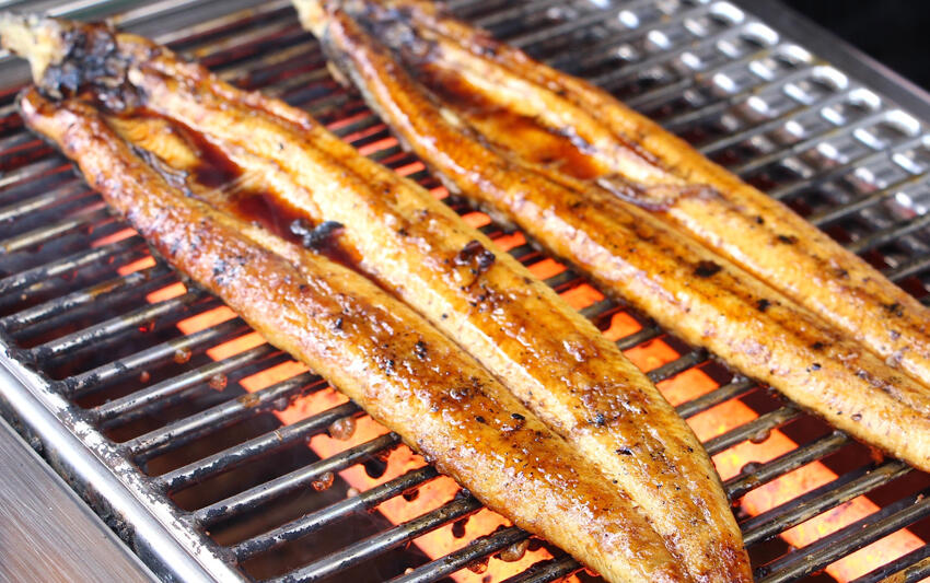 地元の炭を使い蒲焼きには創業より変わらぬ秘伝のタレを使用
