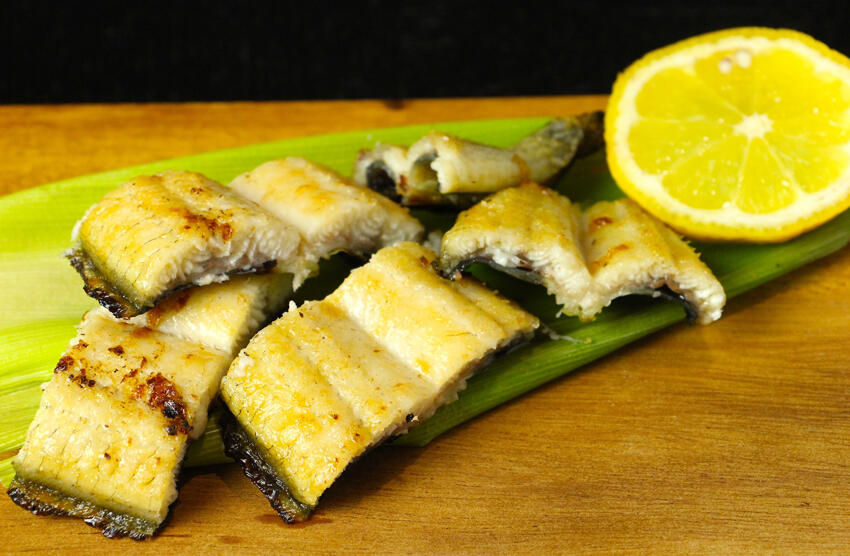 四万十うなぎの白焼きは強火でしっかりきつね色に