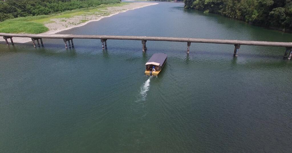 雄大な四万十川の景色と昔ながらの山里の風景