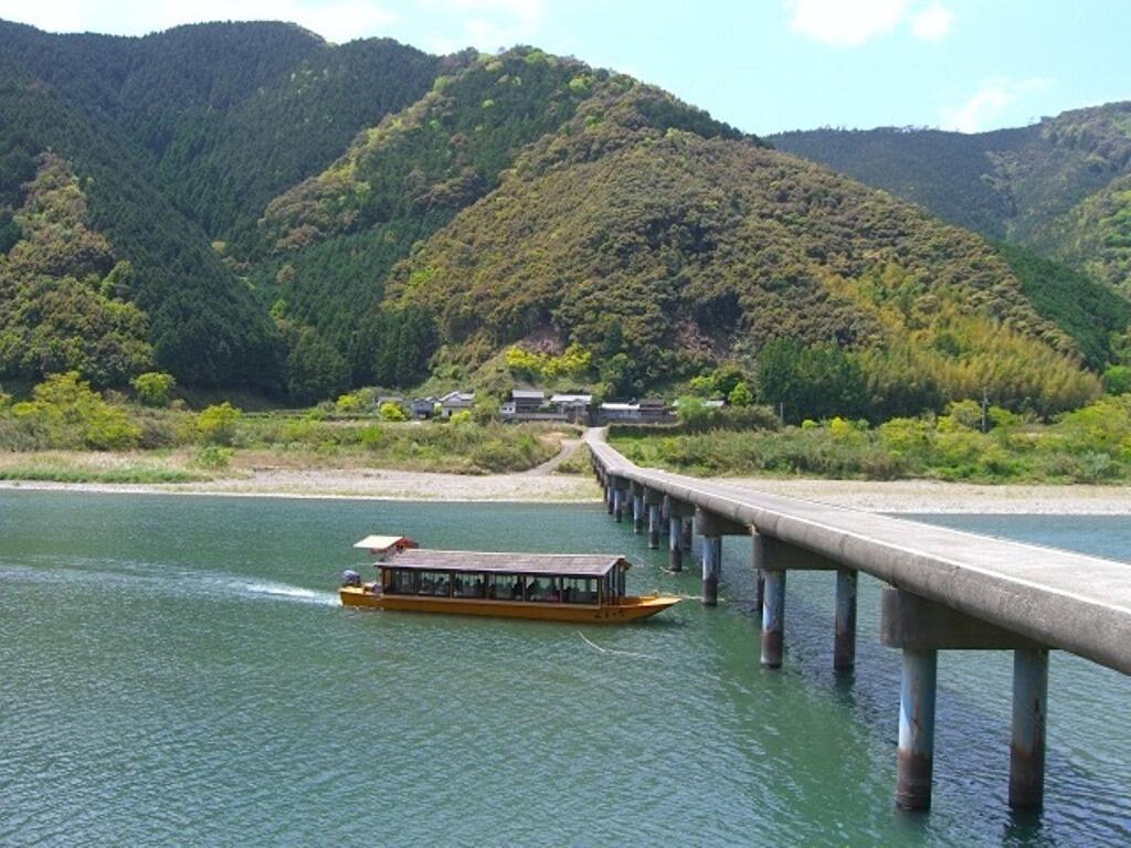 雄大な四万十川の景色と昔ながらの山里の風景