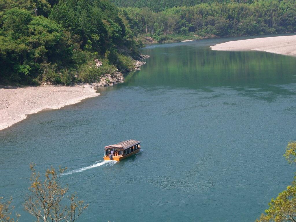 雄大な四万十川の景色と昔ながらの山里の風景