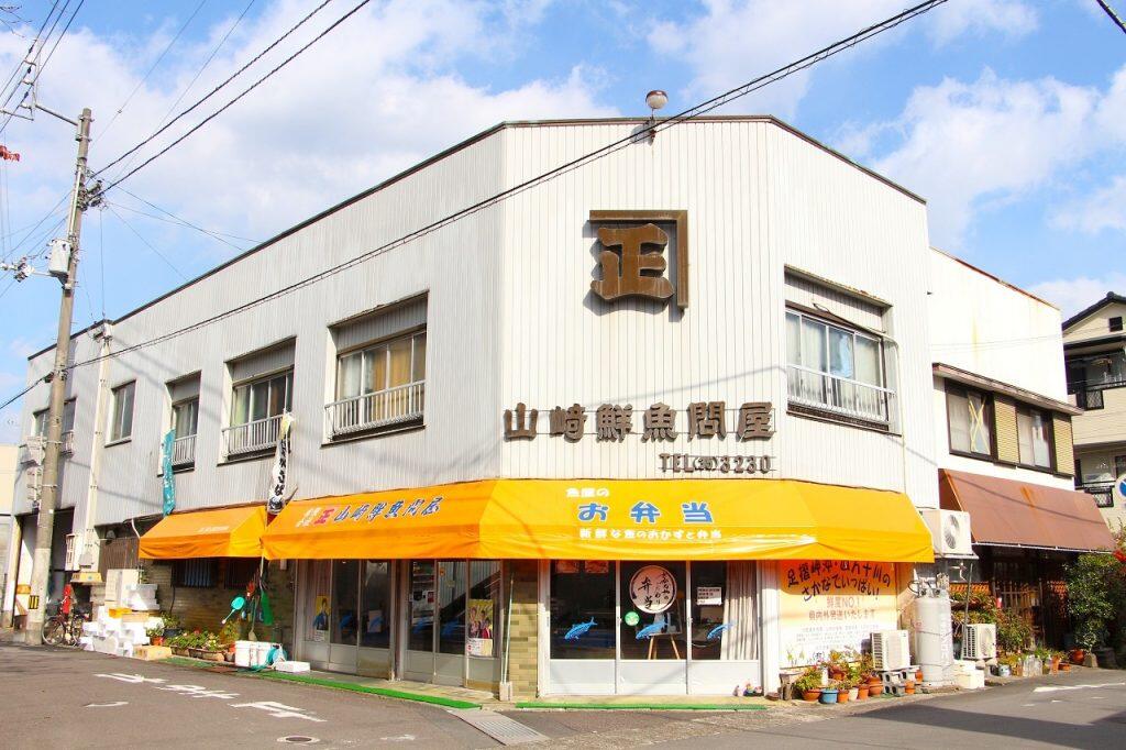 創業昭和36年の老舗「山崎鮮魚問屋」では、土佐清水で水揚げされた清水サバやカツオ、四万十川の天然アユやウナギ、川エビのほか、土佐のおきゃく(宴会)料理には欠かせないチャンバラ貝など、豊富に取り揃えています。