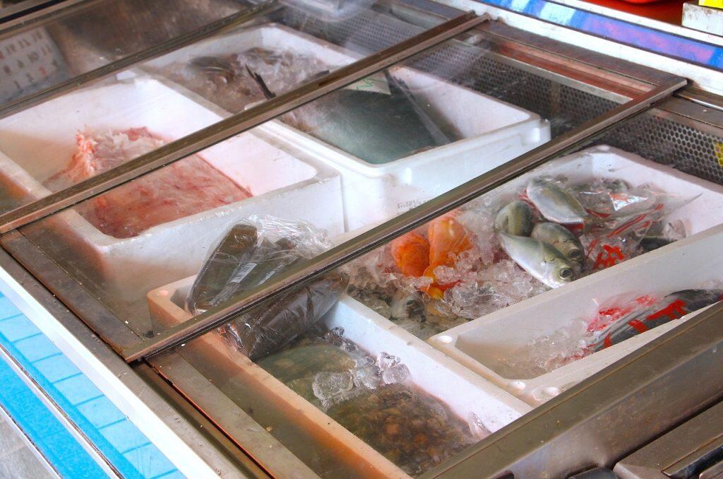 創業昭和36年の老舗「山崎鮮魚問屋」では、土佐清水で水揚げされた清水サバやカツオ、四万十川の天然アユやウナギ、川エビのほか、土佐のおきゃく(宴会)料理には欠かせないチャンバラ貝など、豊富に取り揃えています。