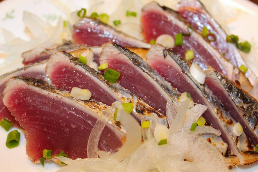 鰹のタタキは、当日獲れの鰹をその日のうちに藁で焼き上げています。