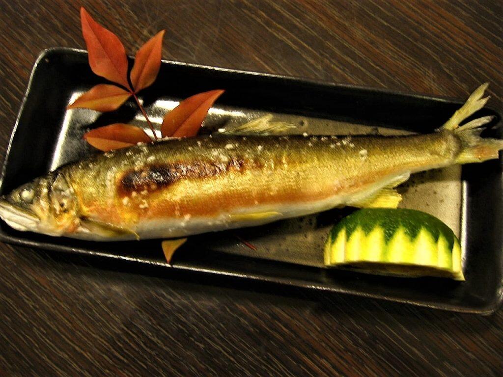 四万十川産天然鮎」は、一年で一番鮎が美味しいといわれる夏に、店主が川漁師の元に直接出向いて仕入れたもの。