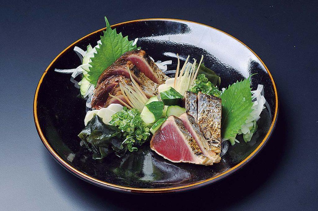 鮮度と品質にこだわり抜いた、土佐の名物・鰹のタタキや四万十川獲れの天然鮎は、「山崎鮮魚問屋」の店頭やHPで購入できます。