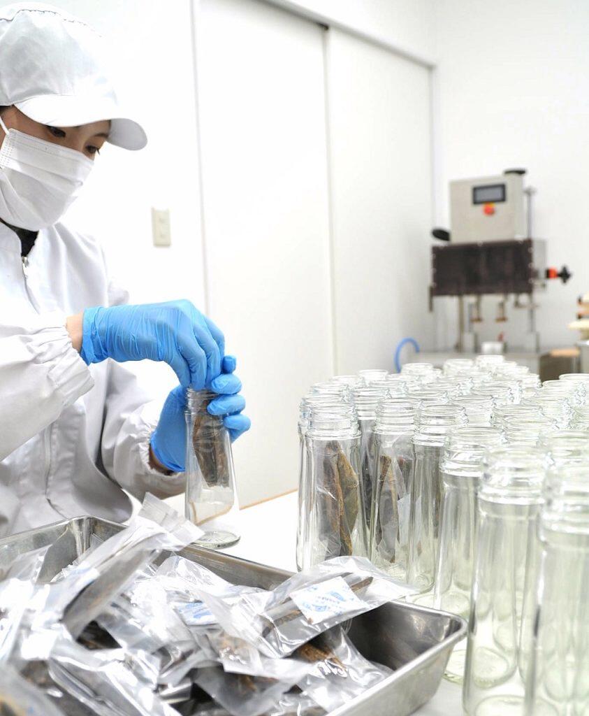 だし醬油は、厳選した上質な鰹節(裸節)が瓶に入っていて、お好きなお醤油を注ぎ、ご自宅で本格だし醬油がつくれる逸品