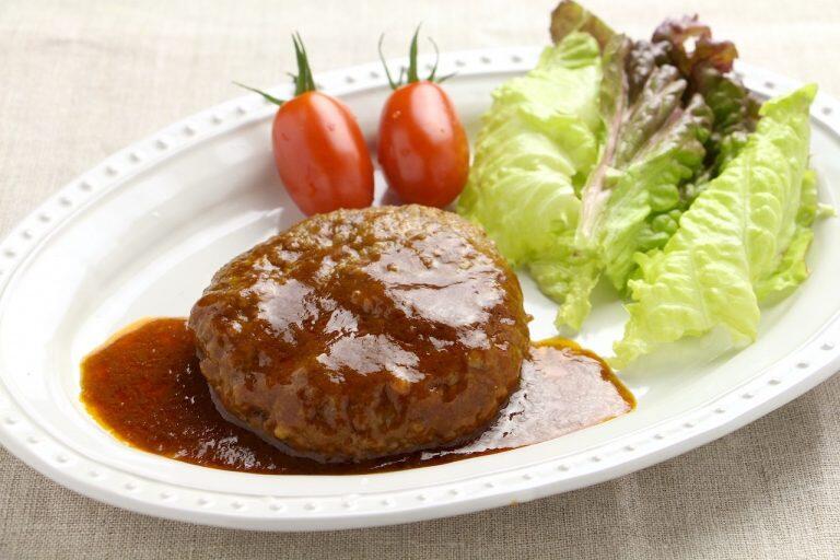 食べたい時に袋のまま湯煎して盛り付けるだけで、手軽に贅沢かつジューシーなハンバーグを楽しめる