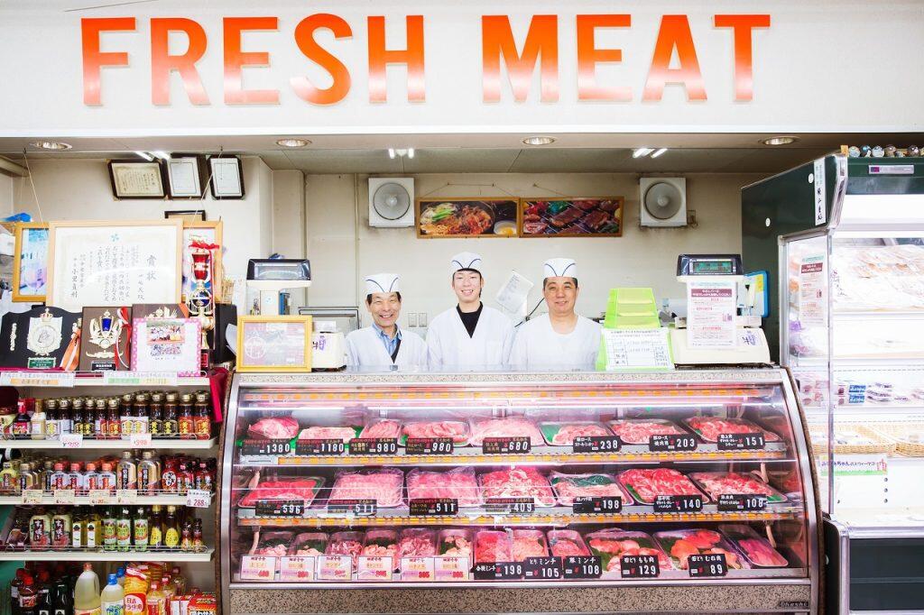 「四万十牛本舗」では、牛舎から2kmほどの場所に「横山精肉店」を設け、牧場で育てた未経産の黒毛和牛のみを四万十牛として販売