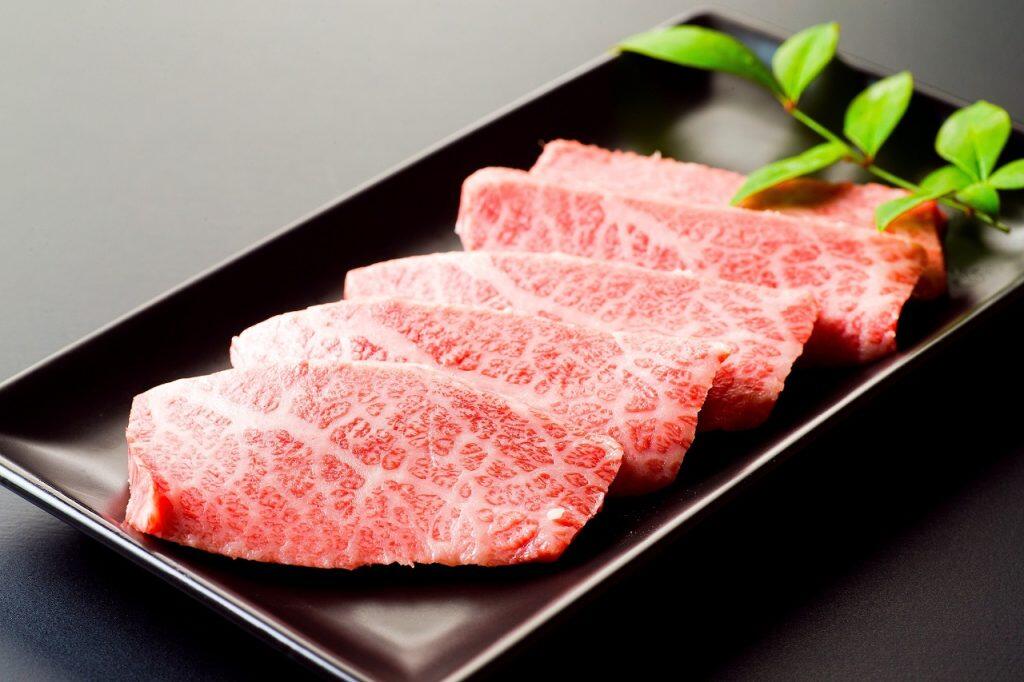 「四万十牛本舗」では、ステーキ・ロース・カルビ・ホルモンなど様々な部位を販売