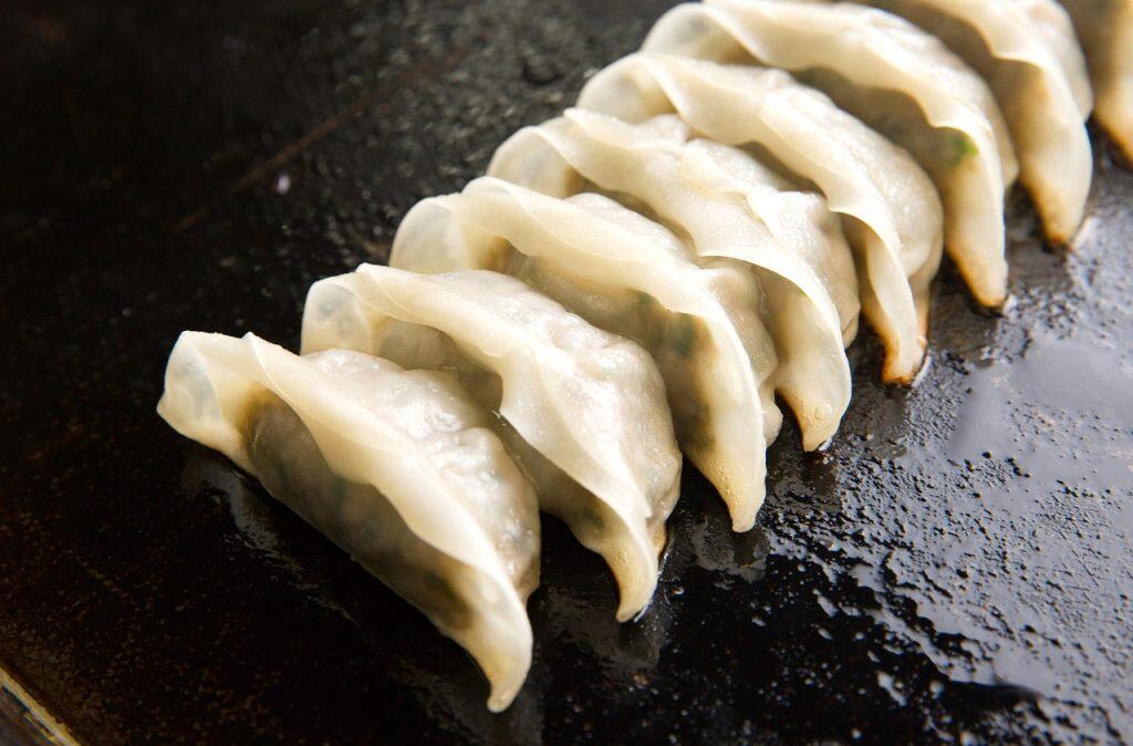 全国有数のカツオ漁獲高を誇る黒潮町で水揚げされたカツオが具材の「一本釣りカツオ餃子」。