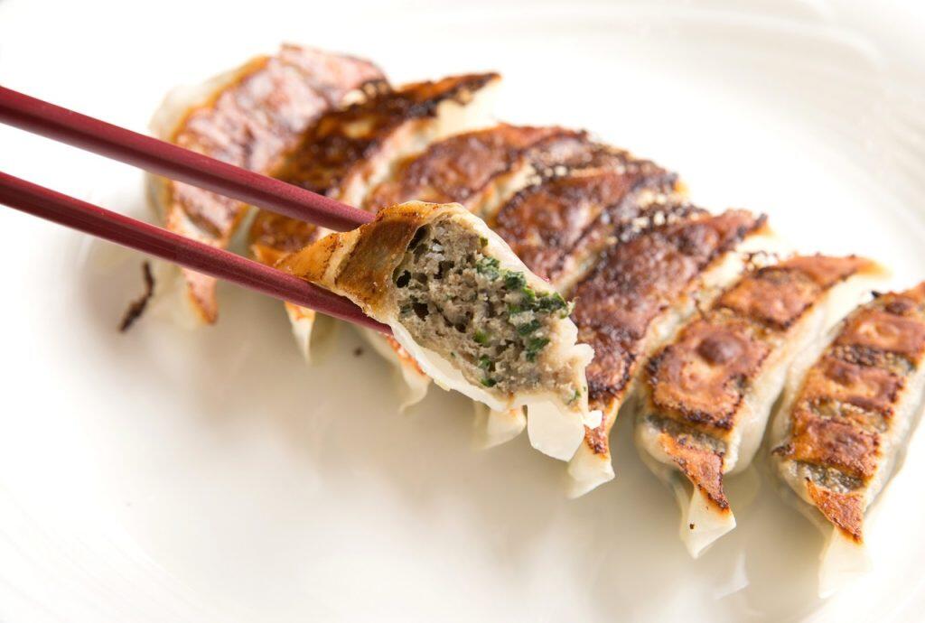 全国有数のカツオ漁獲高を誇る黒潮町で水揚げされたカツオが具材の「一本釣りカツオ餃子」。