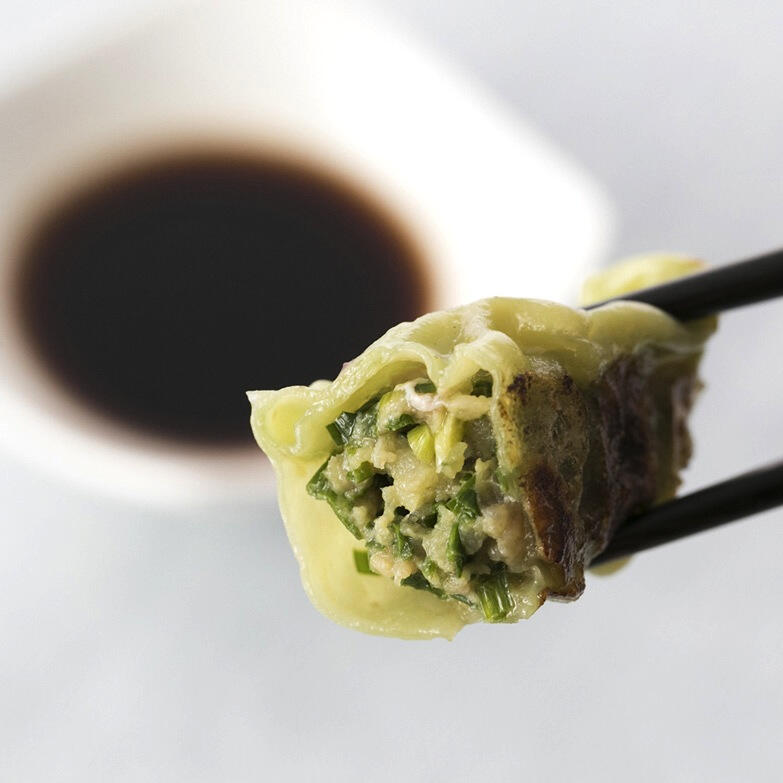 吟味した材料を使い、手作業でひとつずつ丁寧に作り上げた餃子は一気にマイナス30℃で急速冷凍しているので、食卓では出来立ての美味しさが味わえます。