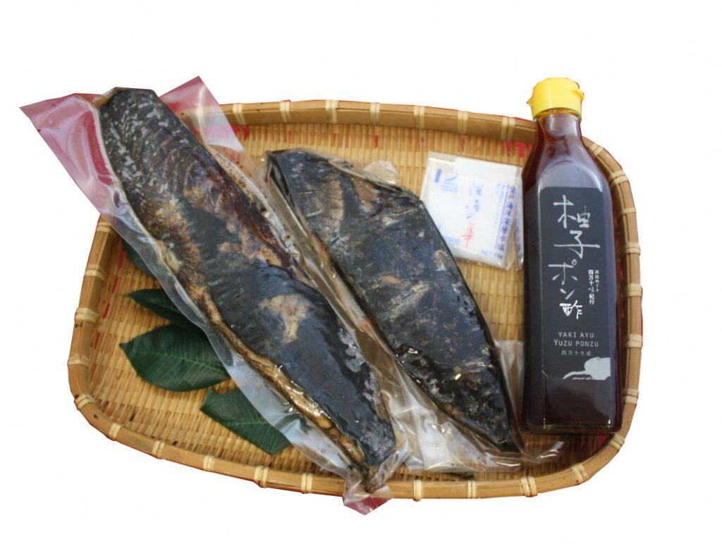 太平洋沖で獲れた脂乗りの良い鰹を、熟練の職人が藁で豪快に手焼きした「藁焼きトロ鰹たたき