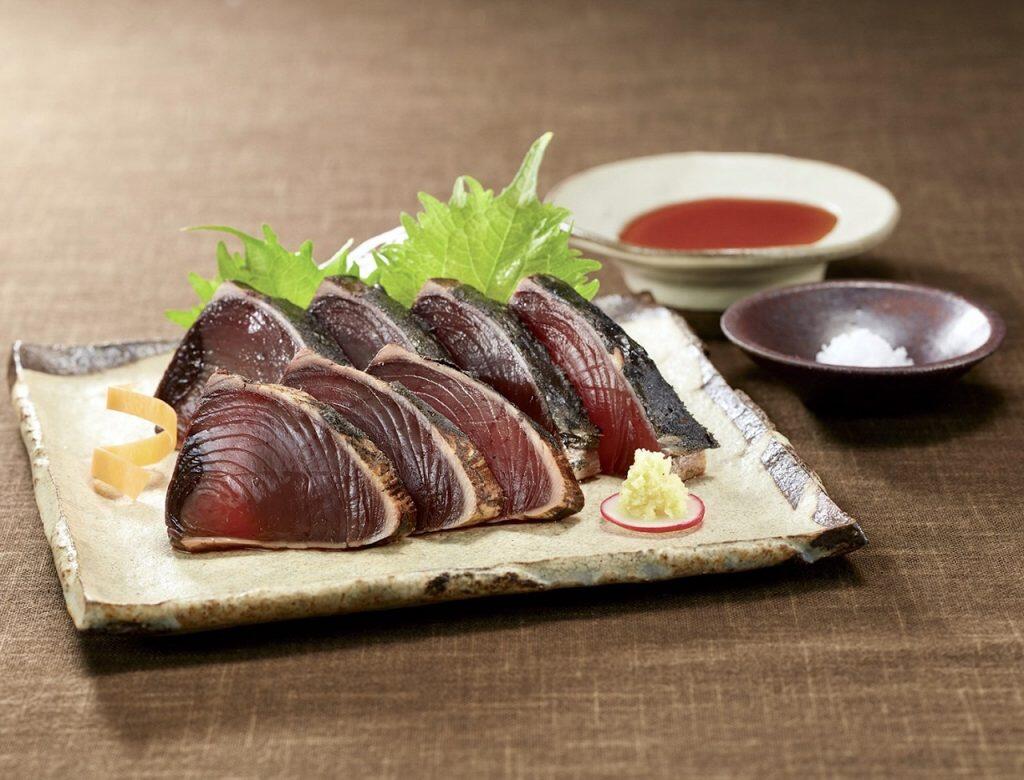 「焼鮎ゆずポン酢」をつけていただけば、芳ばしい香りを纏ったもっちりとした食感の鰹の旨み