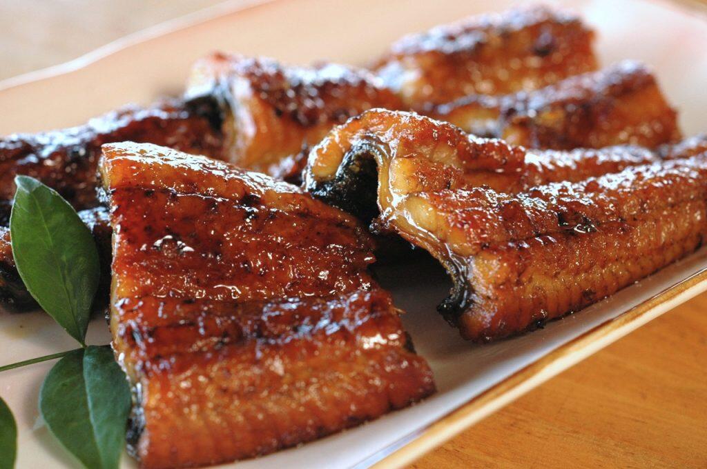 天然ものだけを使用してきた「四万十屋」が、「この養殖うなぎなら、天然ものに勝るとも劣らない美味しさを提供できる」と商品化した「炭火焼きうなぎ蒲焼」もオススメ!