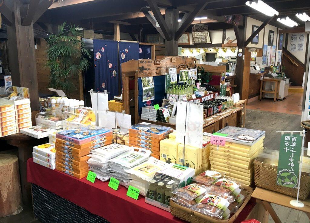 四万十川のほとりに佇む「四万十屋」は、地元川漁師とのネットワークを活かした新鮮な川の幸や厳選食材で作る自社商品の直売店に、四万十川を眺めながら漁師料理が堪能できるお食事処を設けた、昭和42年(1967)創業の老舗。