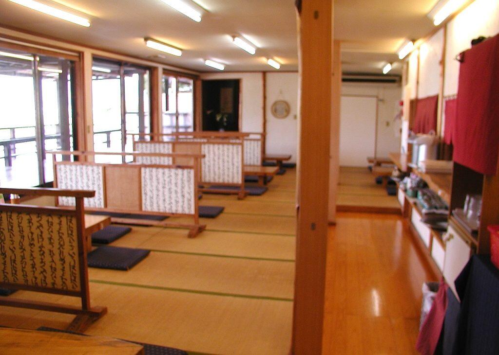 四万十川のほとりに佇む「四万十屋」は、地元川漁師とのネットワークを活かした新鮮な川の幸や厳選食材で作る自社商品の直売店に、四万十川を眺めながら漁師料理が堪能できるお食事処を設けた、昭和42年(1967)創業の老舗。