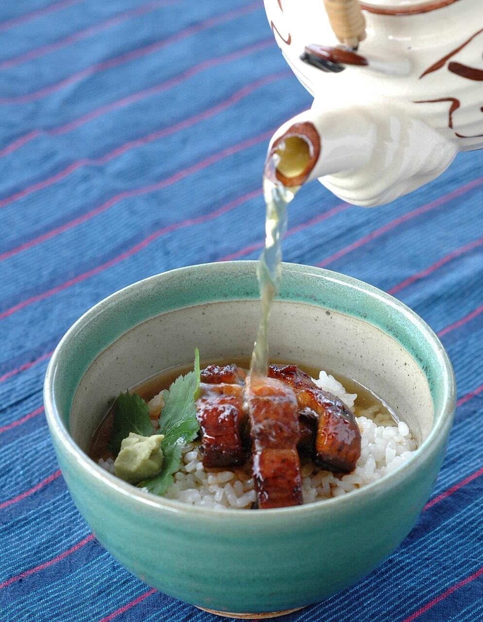 地元の川漁師が伝統漁法で獲ったうなぎを丹念に炭火で焼き、醤油・みりん・酒・水あめ・山椒などで煮込んだ、お茶漬け用の佃煮「天然うなぎのうなぎ茶漬」は、熱いお茶をかけると、うなぎ本来の旨みや炭火の薫りが上品に溶けだす至極の逸品です。