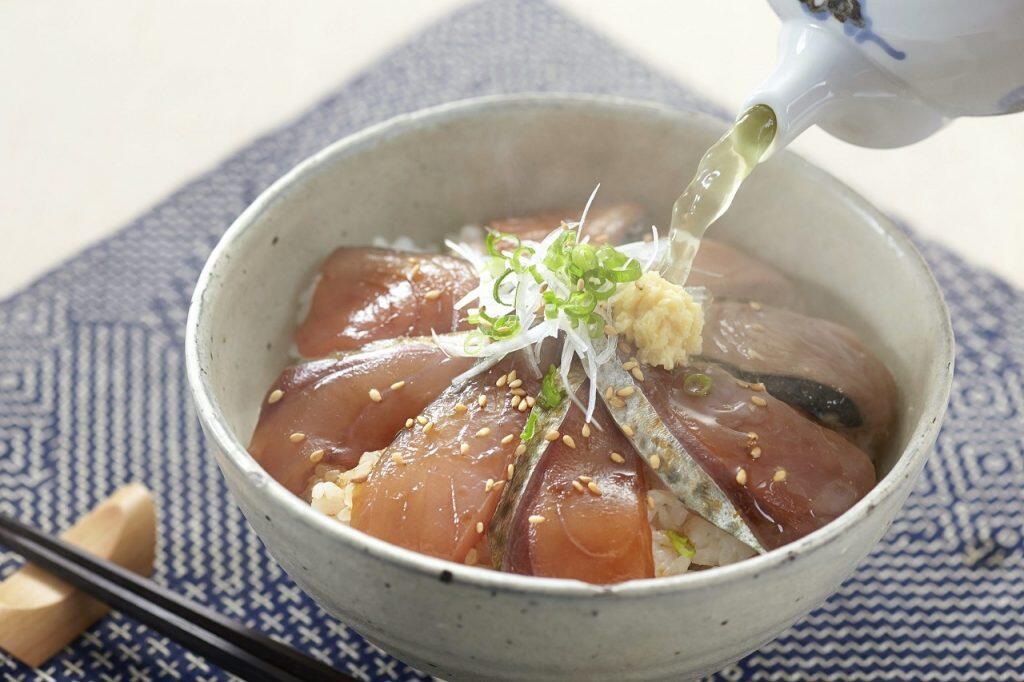 黒潮の急流に揉まれ引き締まったプリップリの身は、ネギやしょうがなどの薬味とも相性ピッタリで、お湯を注いでお茶漬けにしてもgood