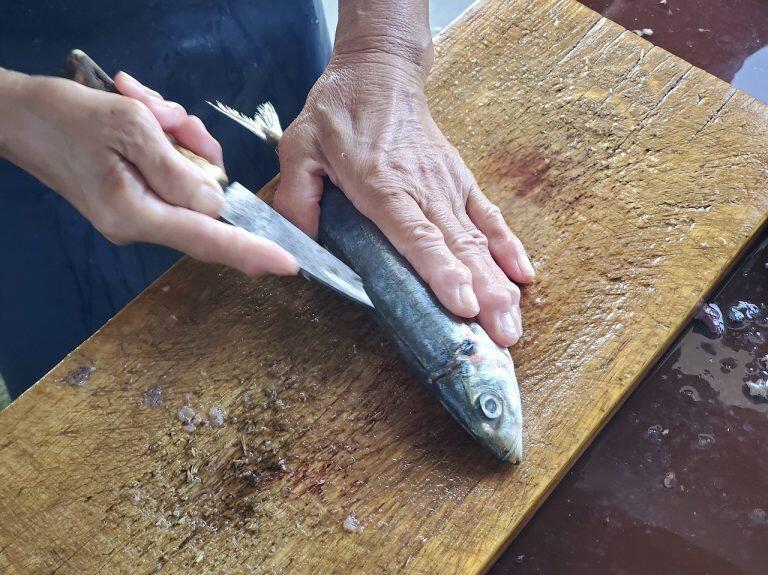 熟練の技で素早く丁寧に下処理