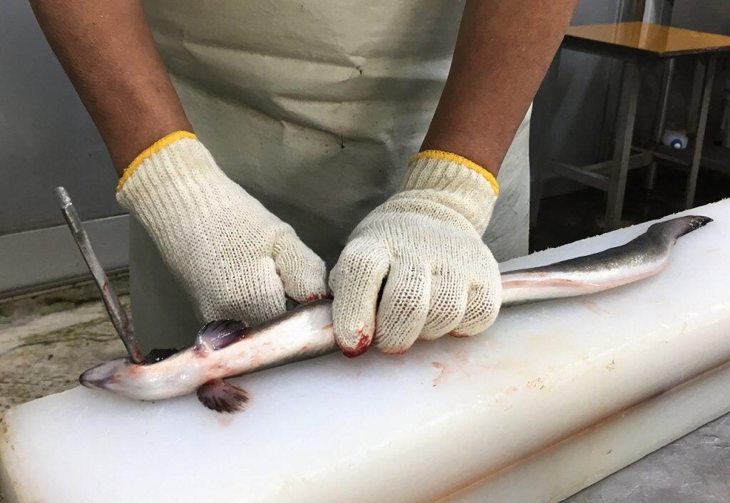 1匹ずつ丁寧に手作業で捌いたあと、90度のイオン水で蒸し焼きにし、炭火焼きで仕上げています。