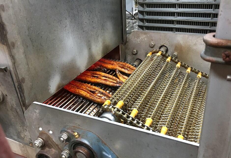 1匹ずつ丁寧に手作業で捌いたあと、90度のイオン水で蒸し焼きにし、炭火焼きで仕上げています。