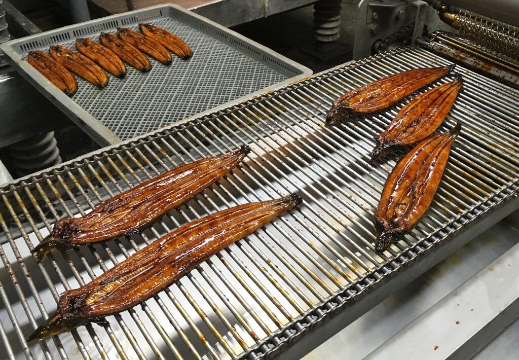 1匹ずつ丁寧に手作業で捌いたあと、90度のイオン水で蒸し焼きにし、炭火焼きで仕上げています。