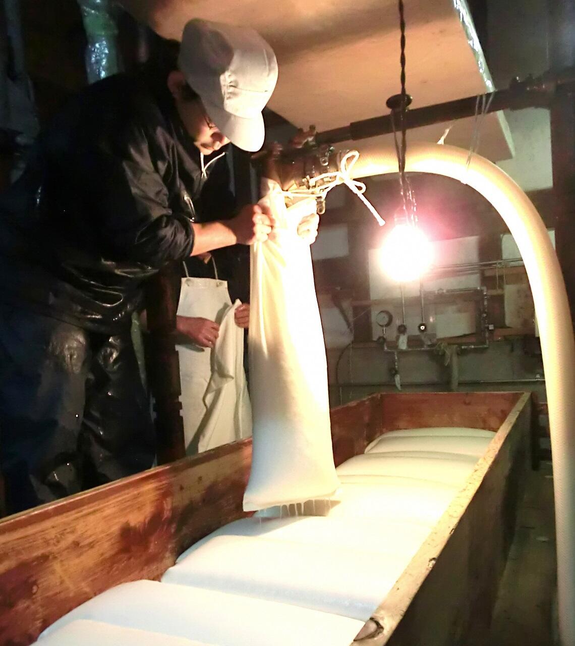 お酒の原料となるお米は、高知県を中心に選別して仕入れ、自社で精米しています。仕込み水は清流・仁淀川水系の伏流水、麹には酒造好適米を全製品に使用し、原料の高品質化を図っているそうです。