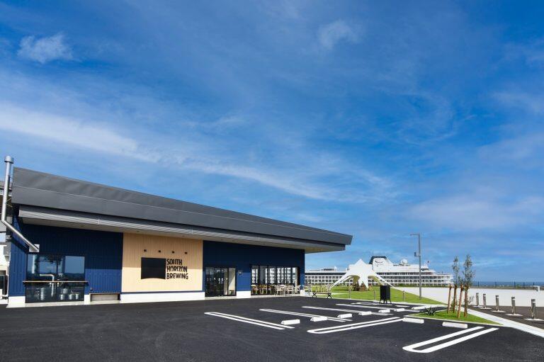 雄大な太平洋と高知新港を望む高台にある「SOUTH HORIZON BREWING」