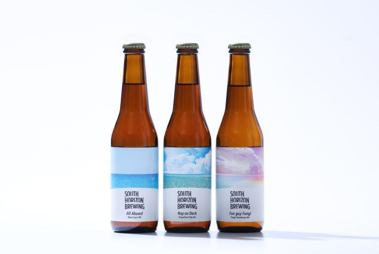 香り高くドライでスッキリとした味わいが特徴のウエストコーストIPA「All Aboard」、グレープフルーツを使用した爽やかなアメリカンペールエール「Nap on Deck」、仕込み水に椎茸の出汁を使用して旨みを増したセゾンスタイルの「Fun guy Fungi」の3種類