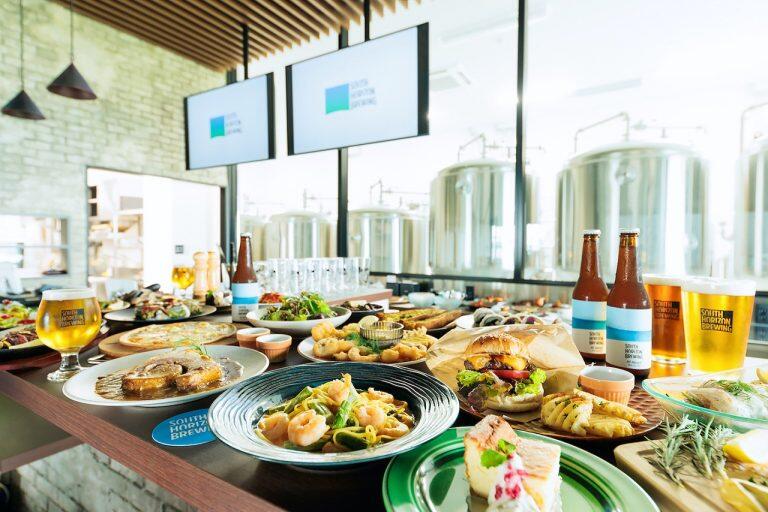 クラフトビールとのペアリングも楽しめる国産ムール貝のビール蒸しや田島牛のカルパッチョ、種類豊富なパスタやピザなど、高知県の素材を使用した美味しい料理