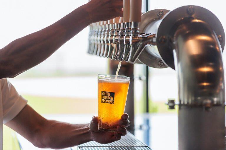 自社製造のクラフトビールをはじめ、約8種類のビール