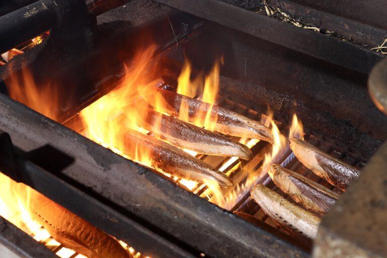 たたき専用の焼き器を使用し、高温の炎で一気に藁焼き