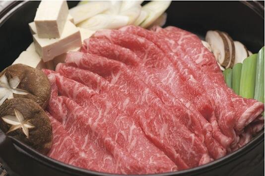 「土佐あかうし」のサーロインステーキやしゃぶしゃぶ肉などもおすすめですが、今回、「土佐からの便り定期」でご紹介するのは、すき焼き用ロース肉。