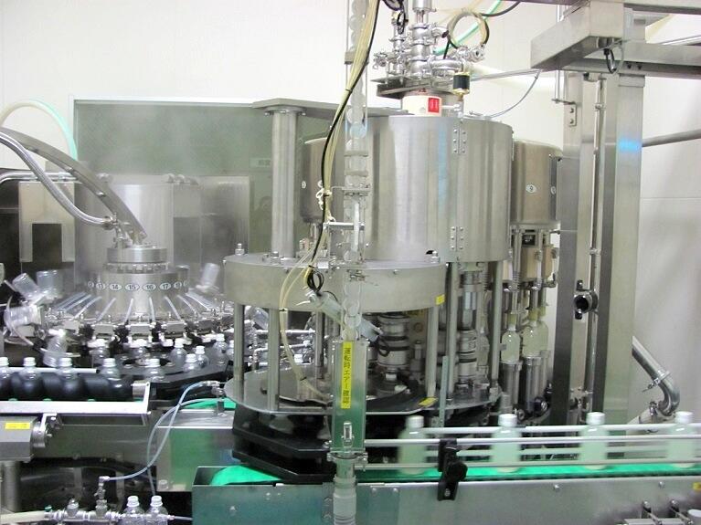 穫りたてのゆずは、柑橘本来の味や香りを生かした果汁になるよう、加工場ですぐに搾汁します。