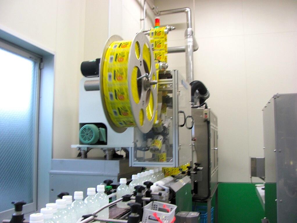 穫りたてのゆずは、柑橘本来の味や香りを生かした果汁になるよう、加工場ですぐに搾汁します。