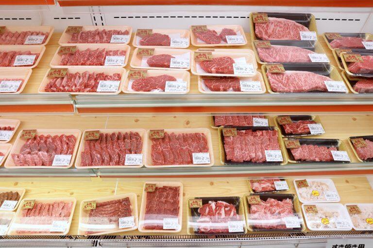 テナントに土佐あかうしの専門店「とさあかうし家」が入っており、精肉コーナーにはさまざまな部位のお肉が並んでいます