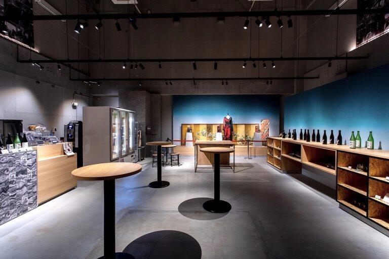 併設のカフェ「SUIGEI SAKE LAB CAFE」では、シックな雰囲気の中で